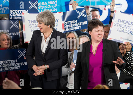 Il primo ministro Theresa Maggio visite orologeria prelievo e deposito impresa di Edimburgo nel costruire fino alle elezioni generali britanniche, 5 giugno 2017, Ruth D Foto Stock