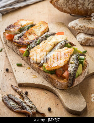 Tostare il pane di pasta acida con pomodoro, Avocado Foto Stock