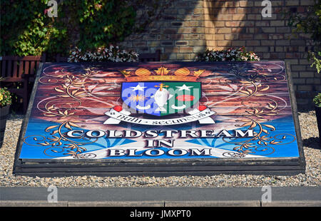 "Coldstream in fiore' del display. High Street, Coldstream, Scottish Borders, Berwickshire, Scotland, Regno Unito, Europa. Foto Stock