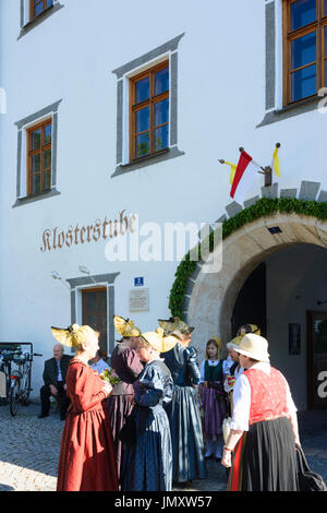 Donna Donne con Goldhaube Goldhauben (golden cap caps) presso il Corpus Christi holiday, Traunkirchen, Salzkammergut, Oberösterreich, Austria superiore, Austria Foto Stock