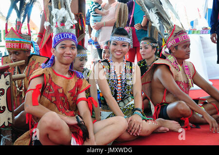 KOTA KINABALU, Malesia - 30 Maggio 2015: i giovani delle tribù Murut nel loro costume tradizionale durante lo stato di Sabah Harvest Festival celebrazione in Foto Stock