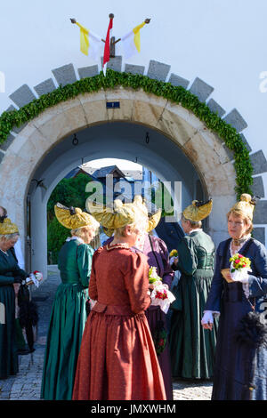 Donna Donne con Goldhaube Goldhauben (golden cap caps) presso il Corpus Christi holiday, Traunkirchen, Salzkammergut, Oberösterreich, Austria superiore, Austria Foto Stock