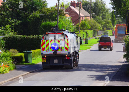 Spazzamento strade camion su strada di pulizia grondaie in street ellerton Yorkshire Regno Unito Foto Stock