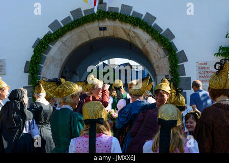 Donna Donne con Goldhaube Goldhauben (golden cap caps) presso il Corpus Christi holiday, Traunkirchen, Salzkammergut, Oberösterreich, Austria superiore, Austria Foto Stock