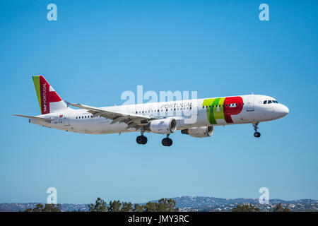 FARO, Portogallo - Juny 30, 2017 : toccare il Portogallo voli aereo atterraggio sull'Aeroporto Internazionale di Faro. Aeroporto Foto Stock