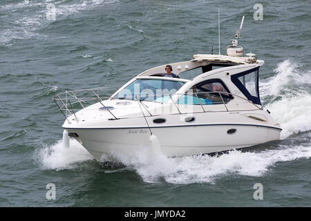 Persone in Sealine motor boat Jessie Rosa nel Solent tra Lymington e Yarmouth, Isle of Wight, Hampshire, Regno Unito in luglio Foto Stock