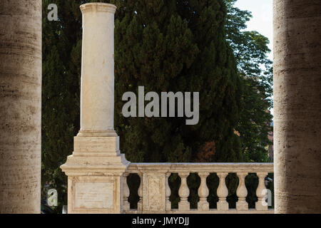 La prima pietra miliare della Via Appia Foto Stock