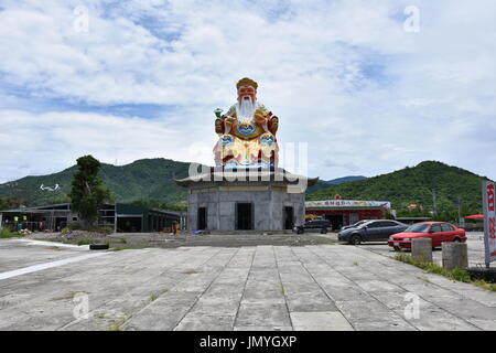 Un felice statua del Buddha che sorge oltre 5 metri di altezza sulla sommità di un tempio edificio attualmente in costruzione nel sud di Taiwan. Foto Stock