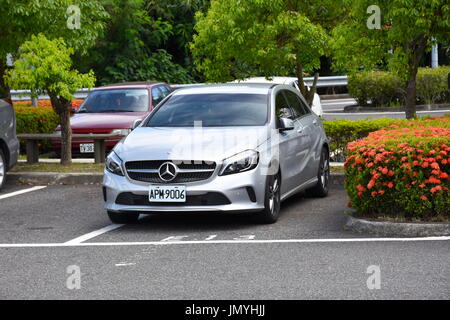 Un argento mercedes benz parcheggiata in una zona di riposo parcheggio in Taiwan. Foto Stock