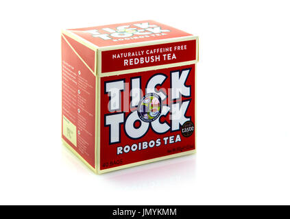 SWINDON, Regno Unito - 28 luglio 2017: casella di Tick Tock Rooibos bustine di tè su sfondo bianco Foto Stock