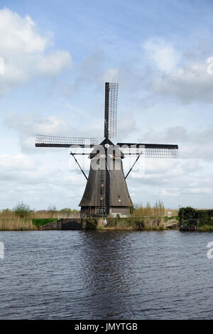 Mulino a vento olandese al pomeriggio di costruire e di stare accanto a polder in acqua kinderdijk South Holland utilizzato per scaricare l'acqua utilizzando il potere di vento e k Foto Stock