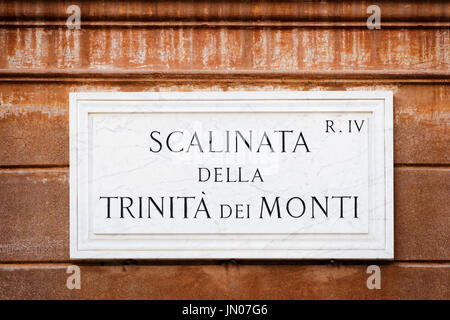 La scalinata della Trinita dei Monti strada segno sulla parete in Roma, Italia Foto Stock