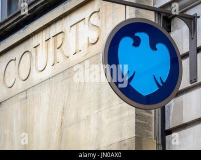 Barclays Bank branch accanto a un tribunale nel Regno Unito Foto Stock