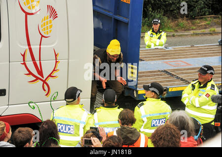 Poco Plumpton, Blackpool. 28th, Regno Unito. 28 Luglio, 2017. Un anti-fracking protester, un membro del gruppo di protesta " di rivendicare il potere, ha concluso la sua protesta dopo aver trascorso 80 ore appollaiato sulla sommità della cabina del camion del tetto. Nonostante il tempo inclemente, lui e molti compagni di manifestanti hanno bloccato le forniture per il controverso Cuadrilla shale gas perforazione esplorativa sito su Preston New Road vicino al Blackpool salendo sul tetto della cabina che ha portato il convoglio di circa 8 camion a un arresto. Credito: Dave Ellison/Alamy Live News Foto Stock