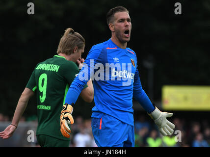 Schneverdingen, Germania. 28 Luglio, 2017. West Ham portiere Adrián reagisce durante il soccer test match tra Werder Brema e West Ham United a Schneverdingen, Germania, 28 luglio 2017. Foto: David Hecker/dpa/Alamy Live News Foto Stock