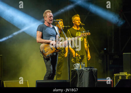 Mantova, Italia. 28 Luglio, 2017. Il cantante Sting esegue sul palco con la sua band a Mantova durante la sua 57a e 9 tour. Credito: risveglio Agenzia fotografica/Alamy Live News Foto Stock