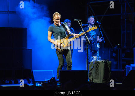 Mantova, Italia. 28 Luglio, 2017. Il cantante Sting esegue sul palco con la sua band a Mantova durante la sua 57a e 9 tour. Credito: risveglio Agenzia fotografica/Alamy Live News Foto Stock