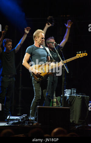 Mantova, Italia. 28 Luglio, 2017. Il cantante Sting esegue sul palco con la sua band a Mantova durante la sua 57a e 9 tour. Credito: risveglio Agenzia fotografica/Alamy Live News Foto Stock