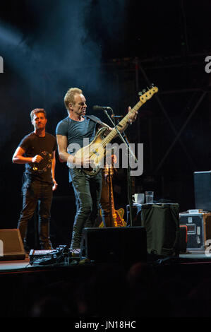 Mantova, Italia. 28 Luglio, 2017. Il cantante Sting esegue sul palco con la sua band a Mantova durante la sua 57a e 9 tour. Credito: risveglio Agenzia fotografica/Alamy Live News Foto Stock