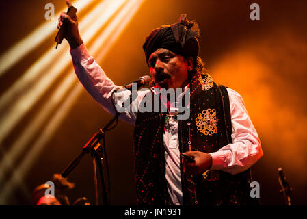 WOMAD Festival, Charlton Park, Wiltshire, Regno Unito. 28 Luglio, 2017. Junun, dotate di Shye Ben Tzur & Rajasthan Express, eseguire live in Siam tenda al WOMAD. Credito: Francesca Moore/Alamy Live News Foto Stock