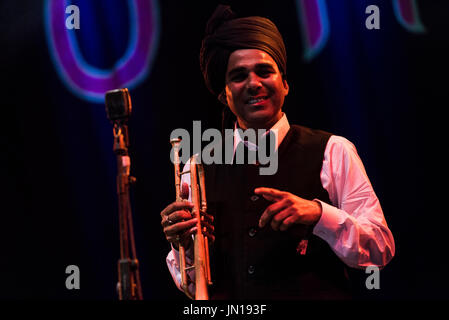 WOMAD Festival, Charlton Park, Wiltshire, Regno Unito. 28 Luglio, 2017. Junun, dotate di Shye Ben Tzur & Rajasthan Express, eseguire live in Siam tenda al WOMAD. Credito: Francesca Moore/Alamy Live News Foto Stock