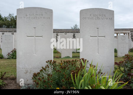 Tombe in Tyne Cot Commonwealth War Cemetery. Il fine settimana del 29 luglio 2017 segna il centenario della battaglia di Passchendaele. Foto Stock