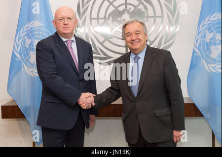 Organizzazione delle Nazioni Unite, il Segretario Generale delle Nazioni Unite Antonio Guterres presso la sede delle Nazioni Unite a New York. 28 Luglio, 2017. Vassily Alekseevich Nebenzia (L), la Russia è di nuovo rappresentante permanente presso le Nazioni Unite, scuote le mani con il Segretario Generale delle Nazioni Unite Antonio Guterres presso la sede delle Nazioni Unite a New York, il 28 luglio 2017. Vassily Alekseevich Nebenzia ha presentato le sue credenziali al Segretario generale delle Nazioni Unite Antonio Guterres venerdì. Credito: ONU foto/Eskinder Debebe/Xinhua/Alamy Live News Foto Stock