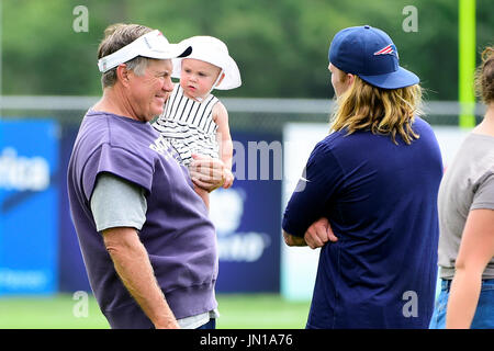 Foxborough, Massachusetts, STATI UNITI D'AMERICA. 28 Luglio, 2017. New England Patriots head coach Bill Belichick mantiene la sua nipote Blakely Rose Belichick, mentre si parla di suo figlio Steve presso il New England Patriots training camp tenuto a Gillette Stadium, in Foxborough, Massachusetts. Eric Canha/CSM/Alamy Live News Foto Stock