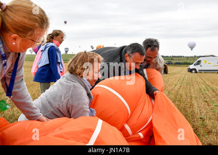 Chambley, Francia. 28 Luglio, 2017. . 28 Luglio, 2017. Persone piegare una mongolfiera dopo lo sbarco sul campo durante il 2017 Mondial Air Balloons Festival in Chambrey-Bussieres, Francia, il 28 luglio 2017. Un totale di 456 i palloni ad aria calda ha preso al cielo qui il venerdì mattina, l'impostazione del nuovo record mondiale per il maggior numero di palloncini allineati. (Xinhua/Chen Yichen) Credito: Xinhua/Alamy Live News Foto Stock