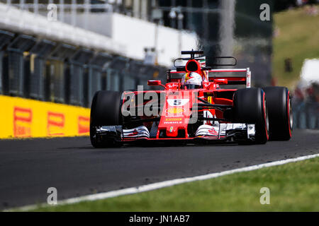 Mogyorod. 28 Luglio, 2017. La Scuderia Ferrari il pilota tedesco Sebastian Vettel compete durante la seconda sessione di prove libere ungherese della F1 Grand Prix al Hungaroring a Mogyorod, Ungheria il 28 luglio 2017. Credito: Jure Makovec/Xinhua/Alamy Live News Foto Stock