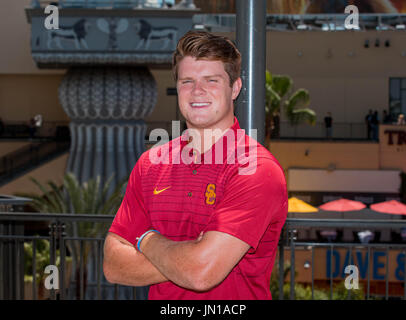 Hollywood, CA. 26 Luglio, 2017. USC quarterback Sam Darnold, un trofeo Heisman candidato, posa per una foto al Pac-12 football media day giovedì, luglio 26, 2017 a Hollywood e Highland, in Hollywood, CA. (Obbligatorio Credito: Juan Lainez/MarinMedia.org/Cal Sport Media) (completare il fotografo e il credito richiesto) Credito: csm/Alamy Live News Foto Stock