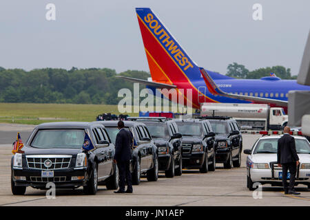 Ronkonkoma, New York, Stati Uniti d'America. 28 Luglio, 2017. L per il giro della Papamobile per presidente Donald Trump attende il suo arrivo in Ronkonkoma, NY, Venerdì, 28 luglio 2017. Credito: Michael Candelori/Alamy Live News Foto Stock