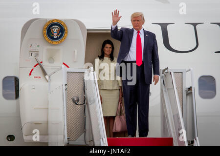 Ronkonkoma, New York, Stati Uniti d'America. 28 Luglio, 2017. Presidente Donald Trump approda Air Force One in Ronkonkoma, NY, Venerdì, 28 luglio 2017. Credito: Michael Candelori/Alamy Live News Foto Stock