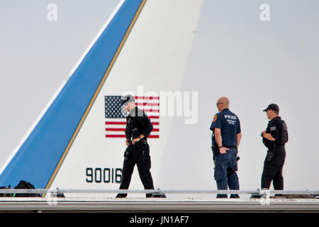 Ronkonkoma, New York, Stati Uniti d'America. 28 Luglio, 2017. Stati Uniti Il servizio segreto counterassault agenti controllano Air Force One in Ronkonkoma, NY, Venerdì, 28 luglio 2017. Credito: Michael Candelori/Alamy Live News Foto Stock