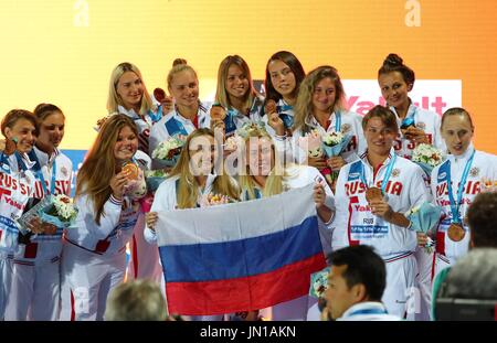 Budapest. 28 Luglio, 2017. Team Russia partecipare alla cerimonia di premiazione per le donne del Polo Acquatico al XVII Campionati del Mondo di nuoto FINA a Budapest, in Ungheria il 28 luglio 2017. La Russia ha vinto la medaglia di bronzo dopo aver sconfitto il Canada 11-9. Credito: Gong Bing/Xinhua/Alamy Live News Foto Stock