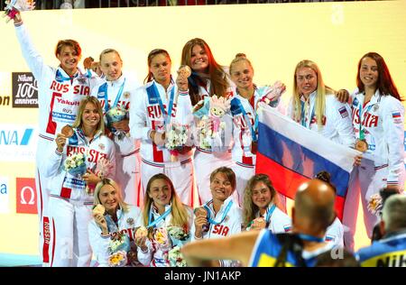 Budapest. 28 Luglio, 2017. Team Russia partecipare alla cerimonia di premiazione per le donne del Polo Acquatico al XVII Campionati del Mondo di nuoto FINA a Budapest, in Ungheria il 28 luglio 2017. La Russia ha vinto la medaglia di bronzo dopo aver sconfitto il Canada 11-9. Credito: Gong Bing/Xinhua/Alamy Live News Foto Stock