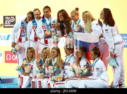 Budapest. 28 Luglio, 2017. Team Russia partecipare alla cerimonia di premiazione per le donne del Polo Acquatico al XVII Campionati del Mondo di nuoto FINA a Budapest, in Ungheria il 28 luglio 2017. La Russia ha vinto la medaglia di bronzo dopo aver sconfitto il Canada 11-9. Credito: Gong Bing/Xinhua/Alamy Live News Foto Stock