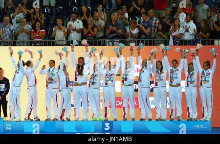 Budapest. 28 Luglio, 2017. Team Russia partecipare alla cerimonia di premiazione per le donne del Polo Acquatico al XVII Campionati del Mondo di nuoto FINA a Budapest, in Ungheria il 28 luglio 2017. La Russia ha vinto la medaglia di bronzo dopo aver sconfitto il Canada 11-9. Credito: Gong Bing/Xinhua/Alamy Live News Foto Stock