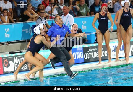 Budapest, femminile Pallanuoto finale al XVII Campionati del Mondo di nuoto FINA a Budapest. 28 Luglio, 2017. Adam Krikorian(3 L), head coach degli Stati Uniti, è stato gettato in piscina per festeggiare per la medaglia d'oro dopo la donna Pallanuoto finale al XVII Campionati del Mondo di nuoto FINA a Budapest, in Ungheria il 28 luglio 2017. Gli Stati Uniti hanno vinto la medaglia d'oro dopo aver sconfitto la Spagna 13-6. Credito: Gong Bing/Xinhua/Alamy Live News Foto Stock