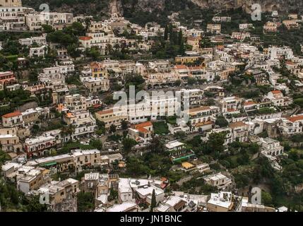 Positano e Costiera Amalfitana. Xiii oct, 2004. La pittoresca scogliera lato di borgo di Positano con il suo imbiancate a calce e dipinte in colori pastello degli edifici a schiera in pendii, è sulla costiera del sud Italia, una meta turistica molto e meta di vacanza. Credito: Arnold Drapkin/ZUMA filo/Alamy Live News Foto Stock