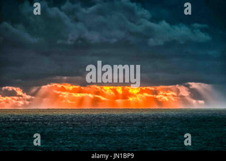 Mar Tirreno, Italia. Xiii oct, 2004. Un brillante tramonto picchi sotto la massiccia tempesta altissime nuvole sopra il Mar Tirreno tra l'isola di Capri e la Penisola Sorrentina d'Italia, una meta turistica molto e meta di vacanza. Credito: Arnold Drapkin/ZUMA filo/Alamy Live News Foto Stock