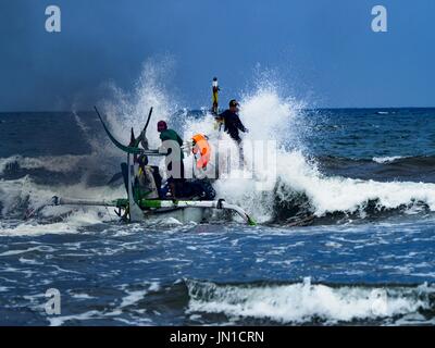 Airkuning, Bali, Indonesia. 29 Luglio, 2017. Una pesca outrigger canoa capi all'Oceano Indiano a gettare le reti da pesca in Kuning, un musulmano villaggio di pescatori sull'angolo sud-ovest di Bali. Gli abitanti di un villaggio detto loro regolare delle catture di pesce è stato in diminuzione per diversi anni e che sono alcune mattine che tornano a riva con aver catturato un pesce. Credit: Jack Kurtz/ZUMA filo/Alamy Live News Foto Stock