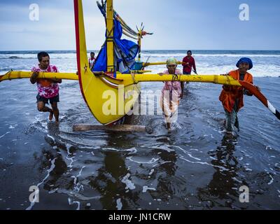 Airkuning, Bali, Indonesia. 29 Luglio, 2017. Gli abitanti di un villaggio di terra un buttafuori pesca in canoa Kuning, un musulmano villaggio di pescatori sull'angolo sud-ovest di Bali. Gli abitanti di un villaggio detto loro regolare delle catture di pesce è stato in diminuzione per diversi anni e che sono alcune mattine che tornano a riva con aver catturato un pesce. Credit: Jack Kurtz/ZUMA filo/Alamy Live News Foto Stock