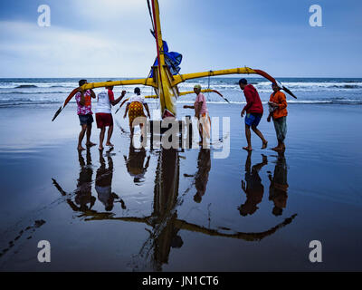 Airkuning, Bali, Indonesia. 29 Luglio, 2017. Gli abitanti di un villaggio di terra un buttafuori pesca in canoa Kuning, un musulmano villaggio di pescatori sull'angolo sud-ovest di Bali. Gli abitanti di un villaggio detto loro regolare delle catture di pesce è stato in diminuzione per diversi anni e che sono alcune mattine che tornano a riva con aver catturato un pesce. Credit: Jack Kurtz/ZUMA filo/Alamy Live News Foto Stock