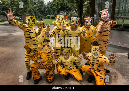 Kolkata. 29 Luglio, 2017. Indian i bambini vestiti come le tigri pongono per foto per contrassegnare il mondo Tiger giornata al giardino zoologico in Kolkata, capitale dello stato dell India orientale Bengala occidentale il 29 luglio 2017. Credito: Tumpa Mondal/Xinhua/Alamy Live News Foto Stock