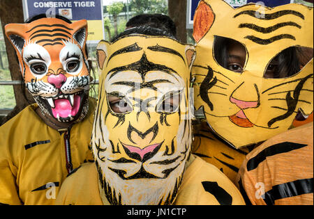Kolkata. 29 Luglio, 2017. Indian i bambini vestiti come le tigri pongono per foto per contrassegnare il mondo Tiger giornata al giardino zoologico in Kolkata, capitale dello stato dell India orientale Bengala occidentale il 29 luglio 2017. Credito: Tumpa Mondal/Xinhua/Alamy Live News Foto Stock