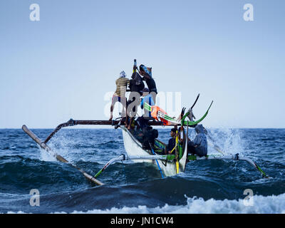 Airkuning, Bali, Indonesia. 29 Luglio, 2017. Una pesca outrigger canoa capi all'Oceano Indiano a gettare le reti da pesca in Kuning, un musulmano villaggio di pescatori sull'angolo sud-ovest di Bali. Gli abitanti di un villaggio detto loro regolare delle catture di pesce è stato in diminuzione per diversi anni e che sono alcune mattine che tornano a riva con aver catturato un pesce. Credit: Jack Kurtz/ZUMA filo/Alamy Live News Foto Stock