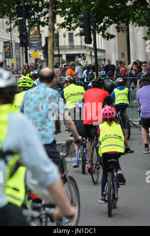 Londra, Regno Unito. 29 Luglio, 2017. I membri del pubblico Pass di Londra in Freecycle una parte di Prudential Ride London cycle eventi. Credito: Matteo Chattle/Alamy Live News Foto Stock