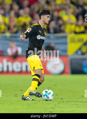 Winterthur, Svizzera. 28 Luglio, 2017. Dortmund Mahmoud Dahoud in azione durante il test match tra il Borussia Dortmund ed Espanyol Barcellona in Winterthur, Svizzera, 28 luglio 2017. Foto: Guido Kirchner/dpa/Alamy Live News Foto Stock