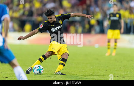 Winterthur, Svizzera. 28 Luglio, 2017. Dortmund Mahmoud Dahoud in azione durante il test match tra il Borussia Dortmund ed Espanyol Barcellona in Winterthur, Svizzera, 28 luglio 2017. Foto: Guido Kirchner/dpa/Alamy Live News Foto Stock